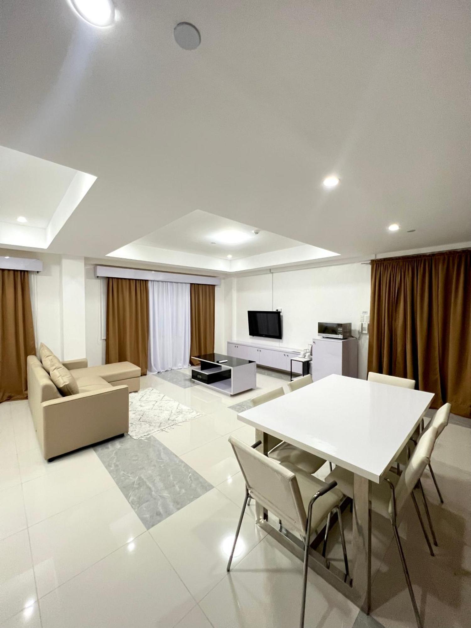 Staycation Hotel San Jose  Bagian luar foto